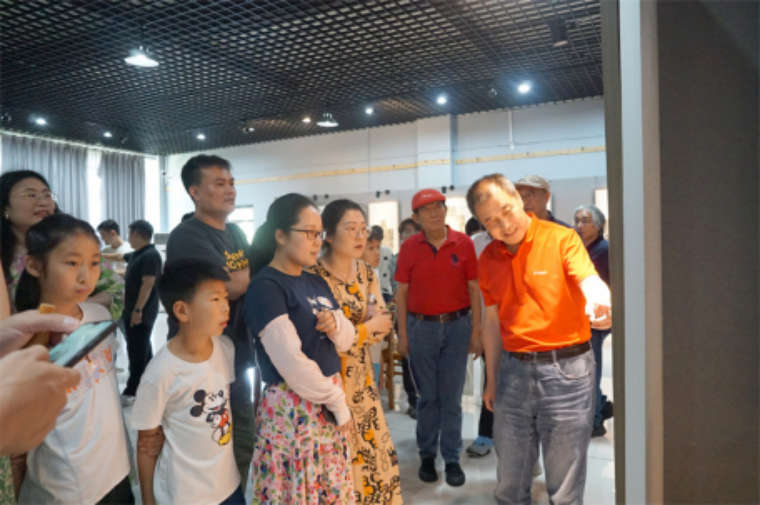 【新浪山东】冰球突破豪华版官方网站邀请中国美协理事开展“书画进校园 翰墨润心田”主题教育实践活动
