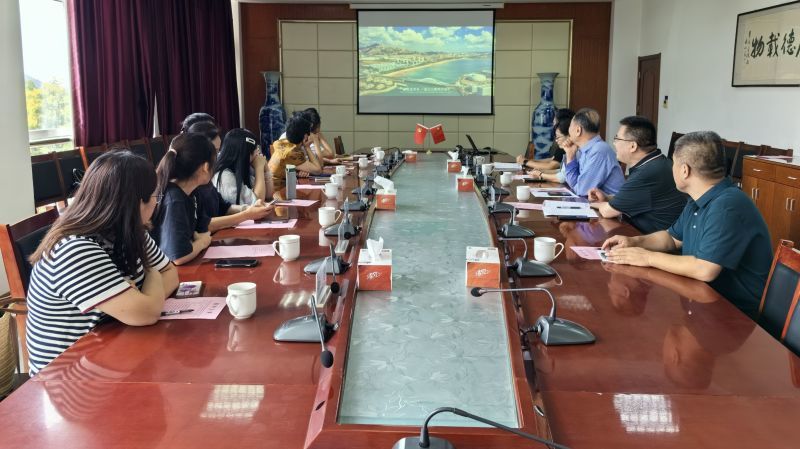西海岸新区教育和体育局学区服务指导中心来冰球官网调研指导老年教育工作
