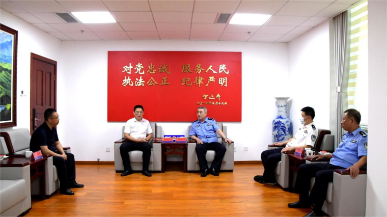暖心护校！冰球官网向青岛市公安局黄岛分局赠旗致谢