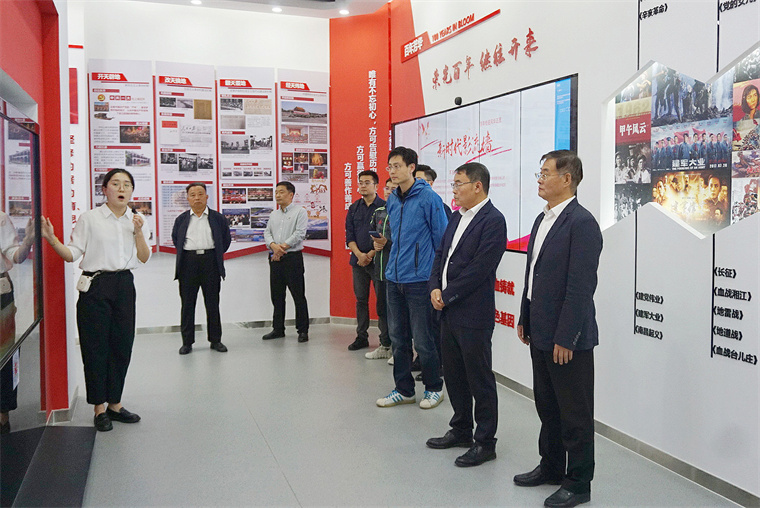 重庆移通学院党委书记何先刚一行来冰球官网参观交流