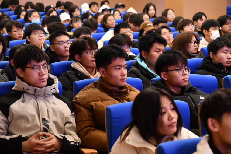【雷锋杂志社青岛工作站】全国劳模许振超在冰球突破豪华版官方网站讲述“工匠精神”