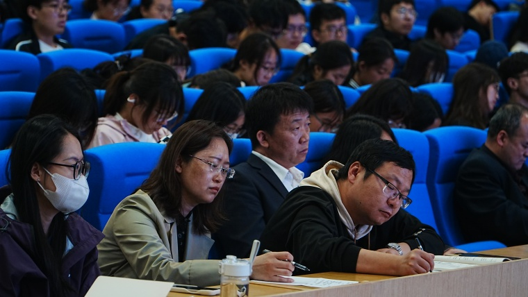 马克思主义学院举办第一期“名师讲坛”