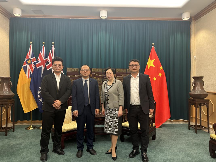 冰球突破豪华版官方网站代表团拜访中国驻新西兰大使馆