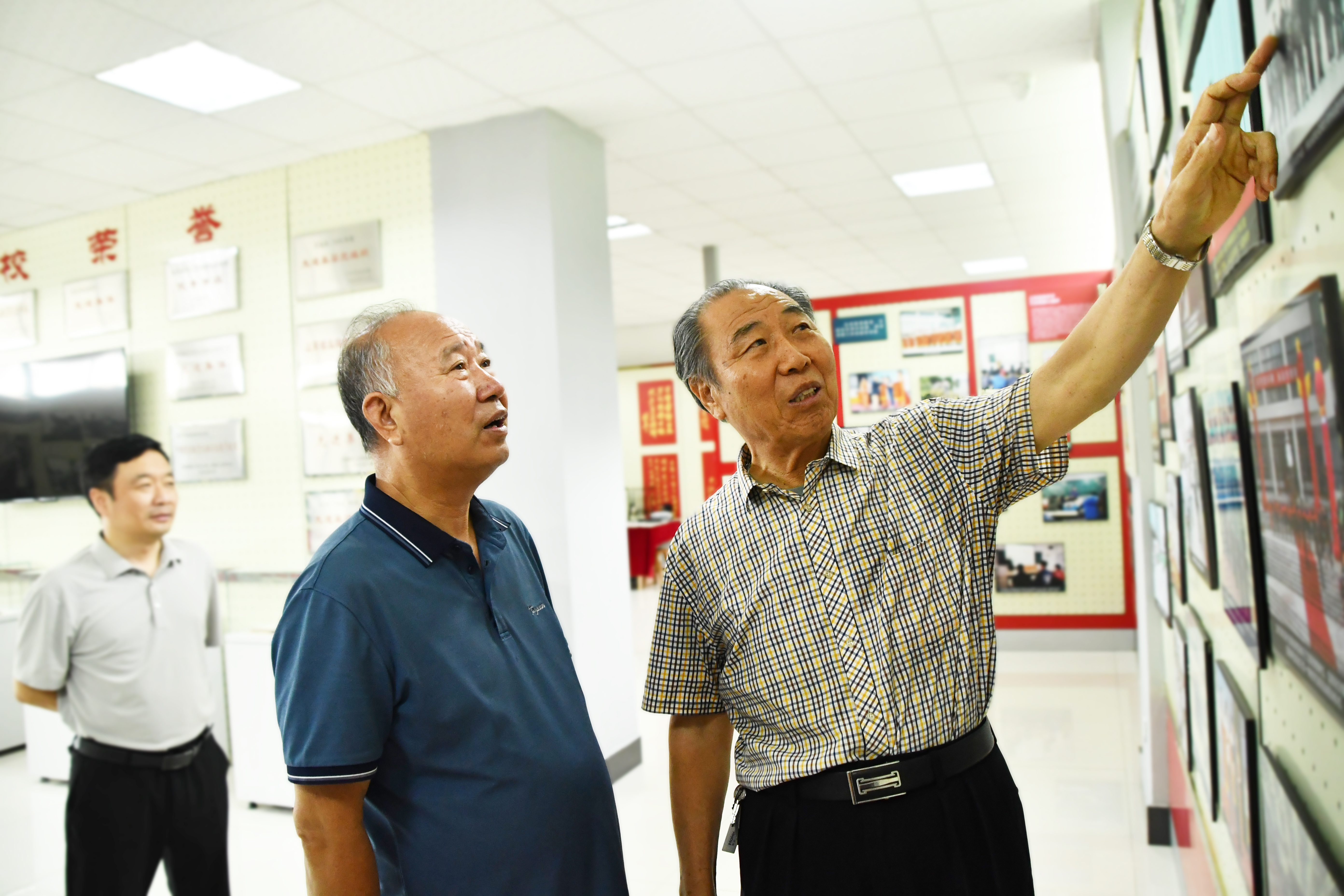 冰球突破豪华版官方网站向《雷锋》杂志社赠送书法作品