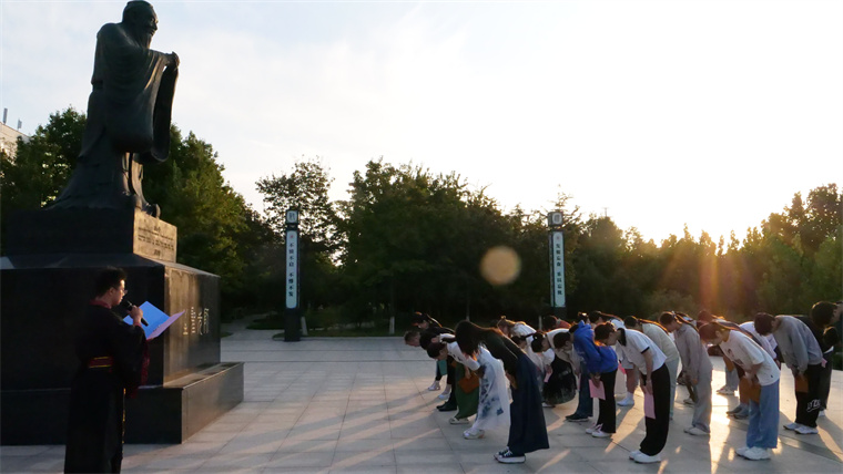 冰球突破豪华版官方网站举办孔子诞辰2575周年纪念典礼