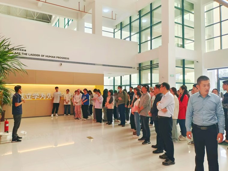 冰球官网图书馆组织开展2024年秋季消防知识培训及应急疏散演练