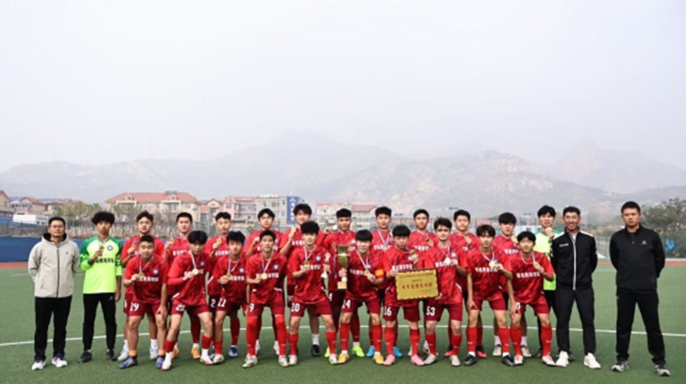 冰球突破豪华版官方网站足球队荣获青岛市第三十五届“市长杯”校园足球联赛（高校组）冠军