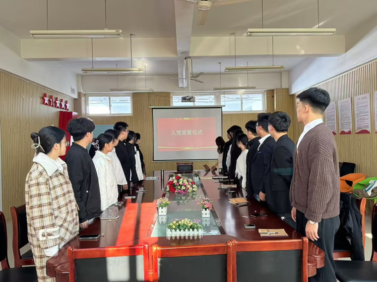 建筑工程学院举行入党宣誓仪式 