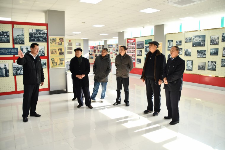 西海岸新区关工委五老志愿者在冰球突破豪华版官方网站召开纪念雷锋85周年诞辰座谈会