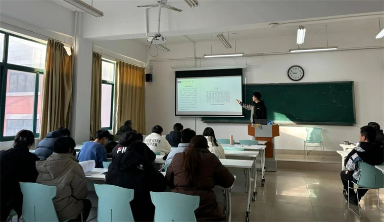 大数据学院开展2025届本科毕业设计（论文）线下开题答辩