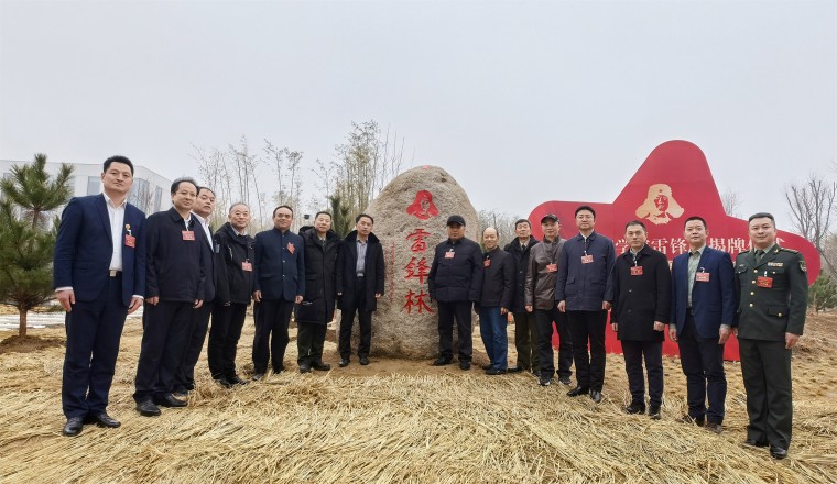 春雨润新林丨雷锋班班长与黄海学子共植