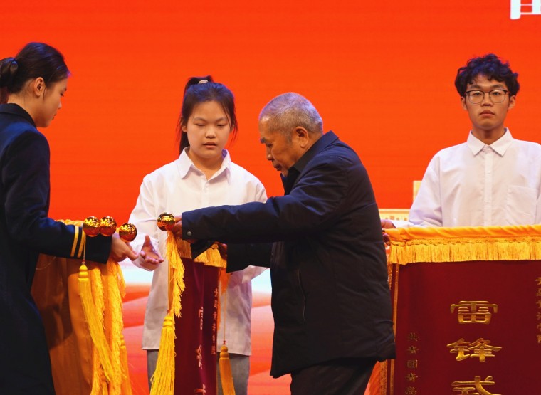 黄海学子从雷锋班班长手中接过雷锋精神“接力棒”