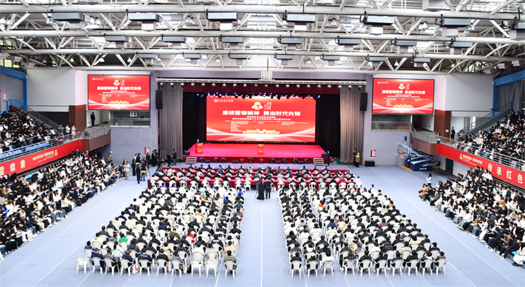 【学习强国】校园文化｜14位雷锋班班长走进冰球突破豪华版官方网站话雷锋：赓续雷锋精神 勇当时代先锋