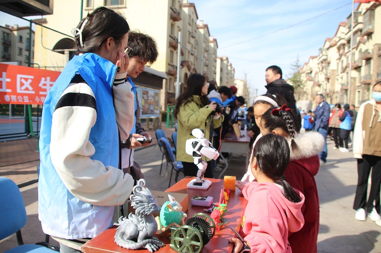 百万大学生进社区|冰球官网学子开展社区科普活动