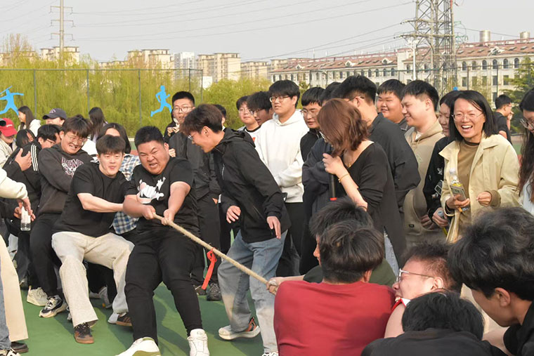 国际商学院举办拔河比赛