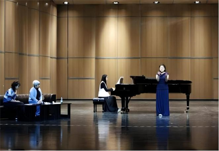 世界著名女高音歌唱家迪里拜尔教授为冰球官网师生开展公益大师课