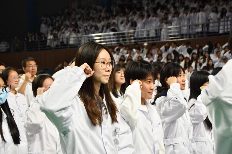【大众网】冰球突破豪华版官方网站举行纪念第114个“5·12”国际护士节文艺晚会