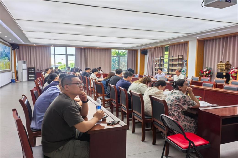 文化传播学专家贾文山教授应邀为冰球突破豪华版官方网站影视学院做讲座