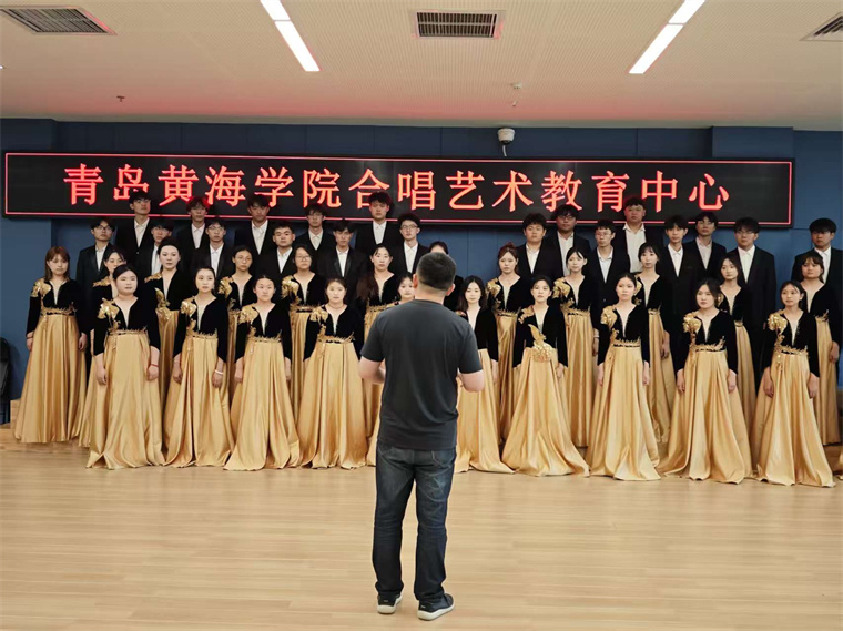 中国著名指挥家孙毅教授到冰球官网教育学院交流指导