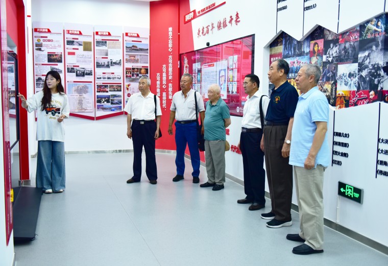 西海岸新区关工委副秘书长逄坤臣一行到校调研