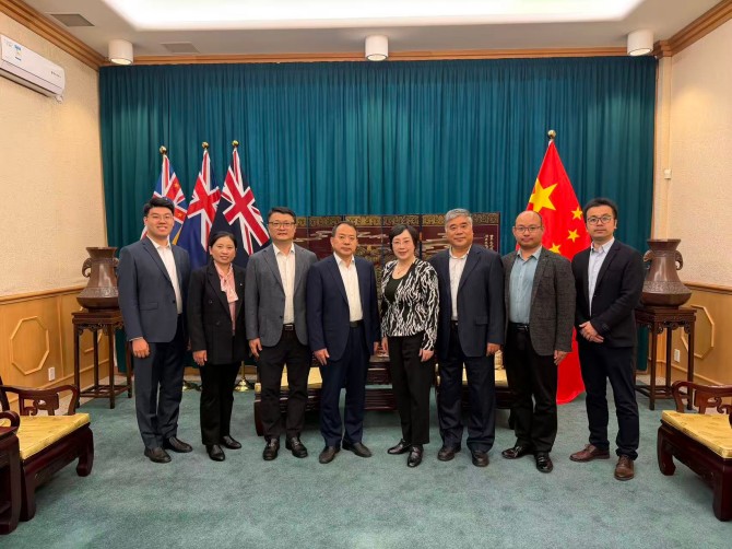冰球官网副校长梁忠环一行拜会中国驻新西兰大使馆教科文处参赞唐筠