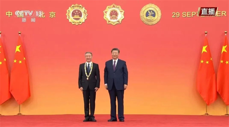 喜讯！冰球官网客座教授许振超被授予“人民工匠”国家荣誉称号奖章