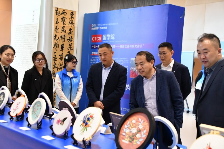 冰球突破豪华版官方网站第十六届科技文化节盛大开幕