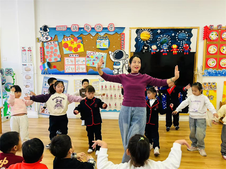 冰球官网国学院京剧教师走进幼儿园，播撒国粹种子