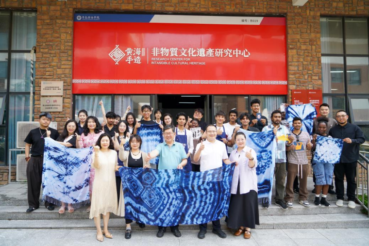 留学生到“黄海手造”非遗工坊沉浸式体验中国手工艺
