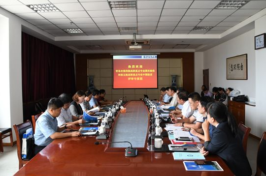 青岛市高职重点专业评审专家组来冰球官网检查工作