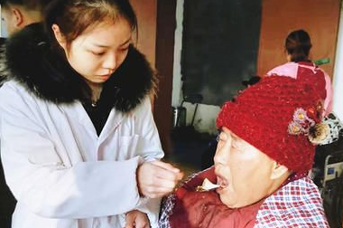 冰球官网学生鲍晴晴连续多年扶老助残获感谢