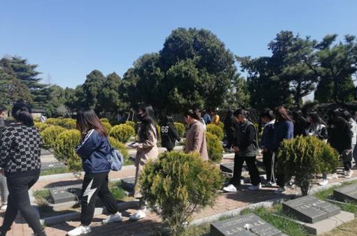 冰球官网护理与健康学院组织祭奠英烈活动